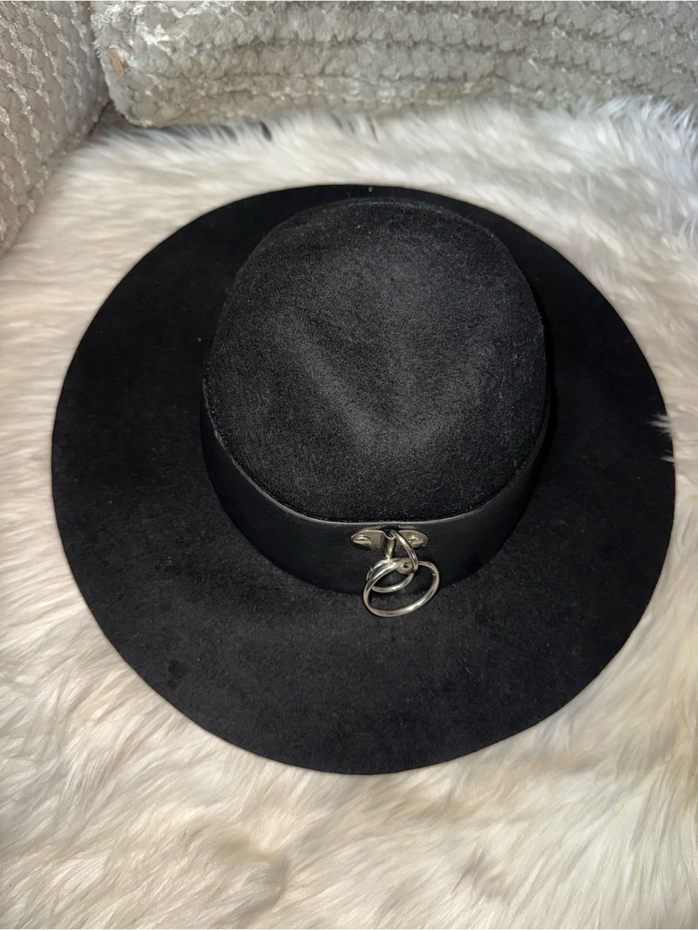 UNIF Black Wide-Brim Fedora with Silver Ring Accent - Picture 2 of 5